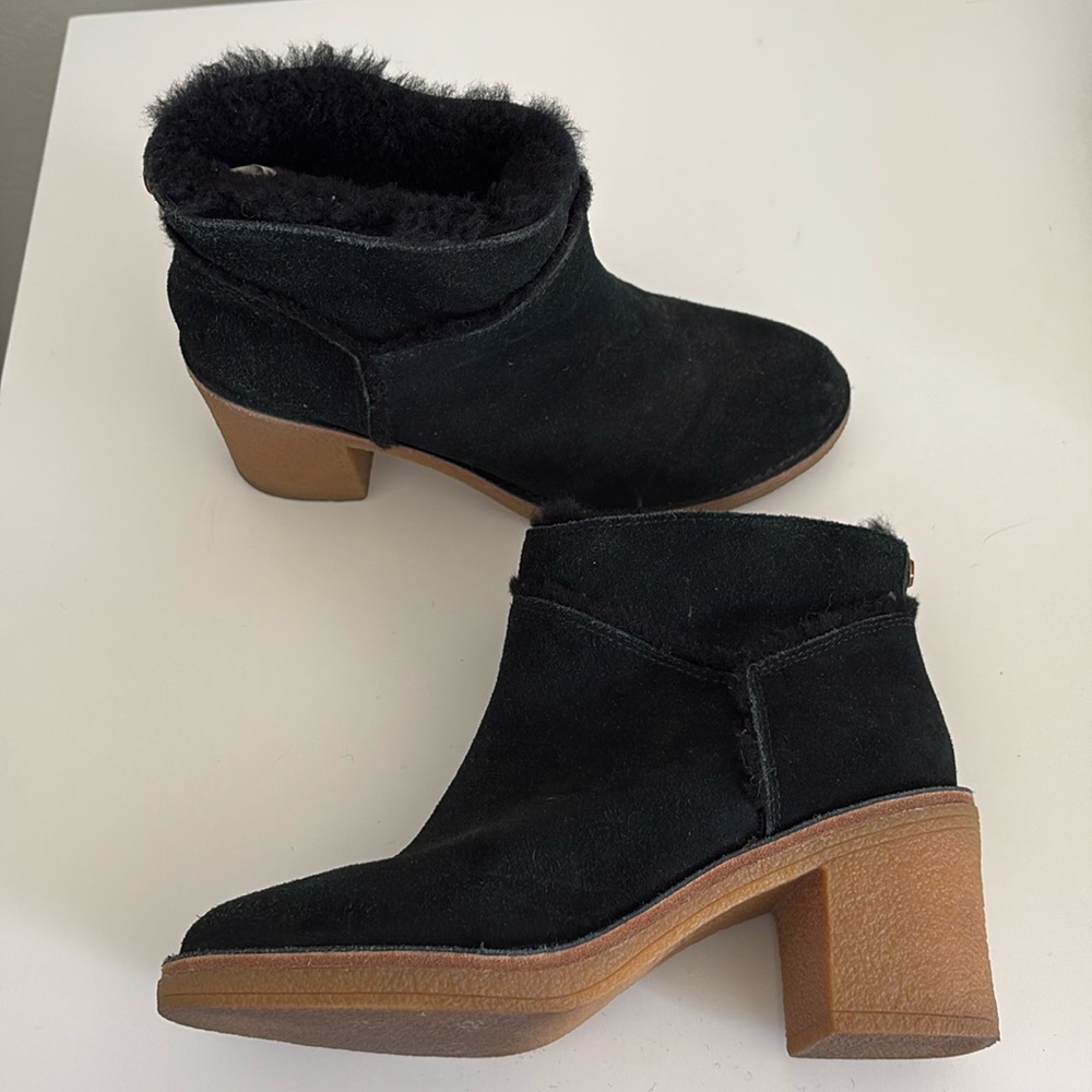Ugg Kasen size 6 black suede GUC